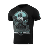Sort M-Tac T-Shirt Odin Mystery med print af Odin, ravnene Hugin og Munin, og "Valhalla Calling" tekst, lavet af blød bomuldsblanding.
