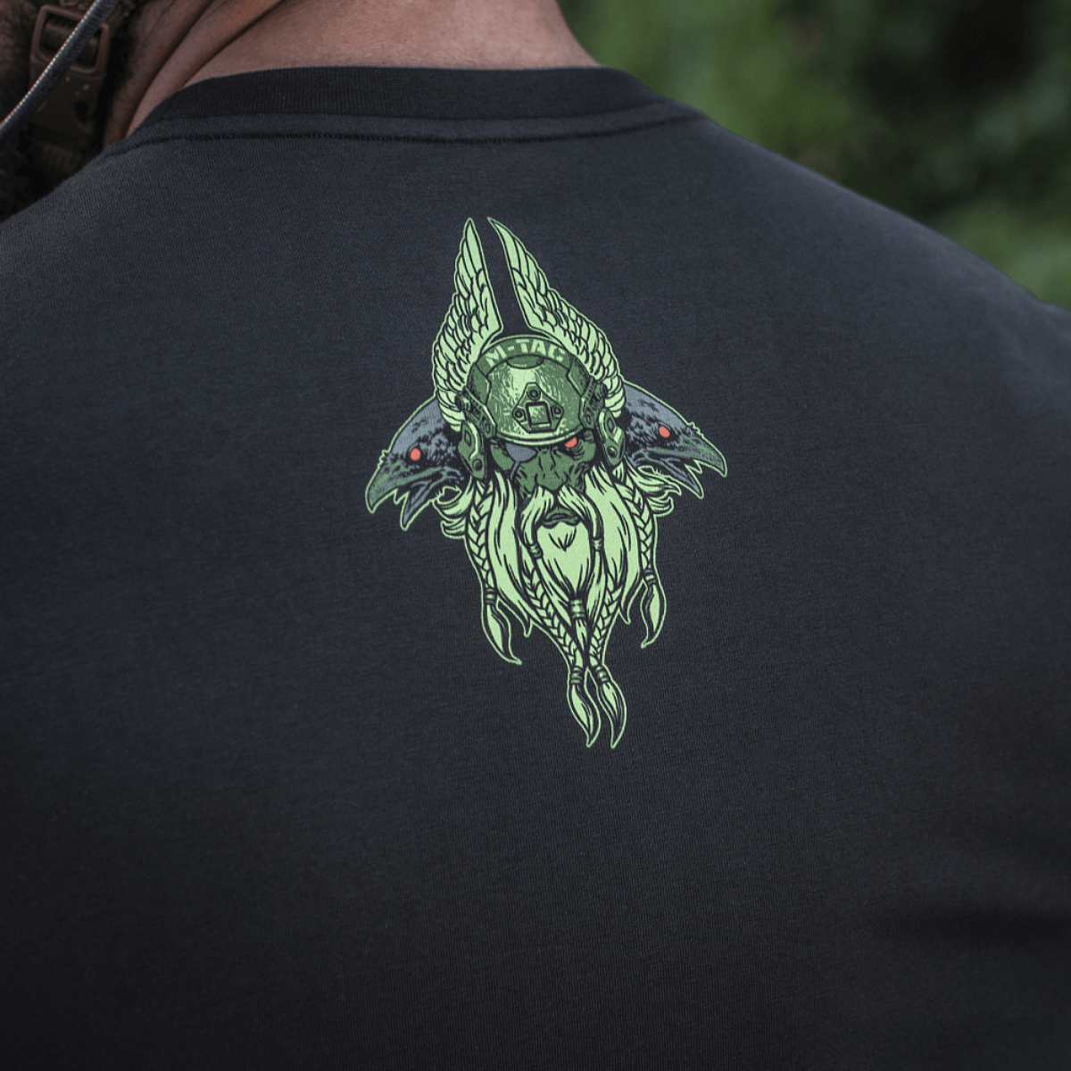 M-Tac T-Shirt Night Vision med Odin-print, moderne kampudstyr og "Valhalla Calling", ravnene Hugin og Munin på en blød bomuldsblanding.