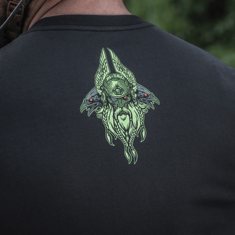 M-Tac T-Shirt Night Vision med Odin-print, moderne kampudstyr og "Valhalla Calling", ravnene Hugin og Munin på en blød bomuldsblanding.