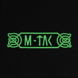 Nærbillede af M-Tac T-Shirt Night Vision logo i grøn nordisk stil, inspireret af Odins mytologi, på en sort baggrund.