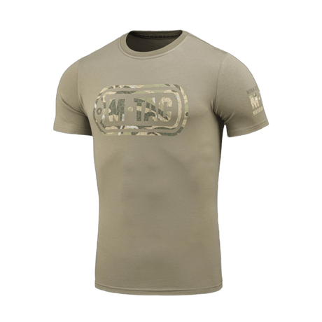M-Tac T-Shirt Logo med camouflage mønster, ikonisk M-Tac-logo og slogan "Born by Revolution – Hardened by War" på ærmet.