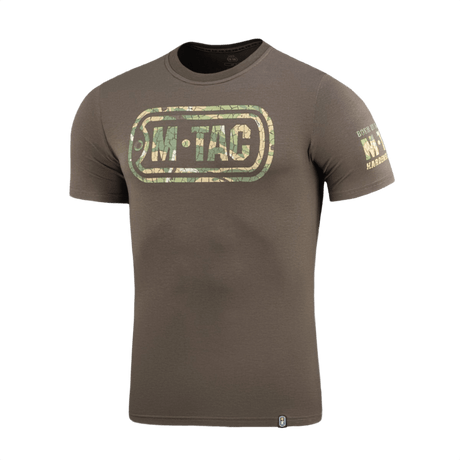 M-Tac T-Shirt Logo med camouflage mønster, ikonisk M-Tac-logo og slogan, "Born by Revolution – Hardened by War" på ærmet.