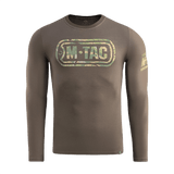 M-Tac T-Shirt Logo Long Sleeve i camouflage med ikonisk logo og slogan på ærmet. Perfekt til både dagligt brug og taktiske aktiviteter.