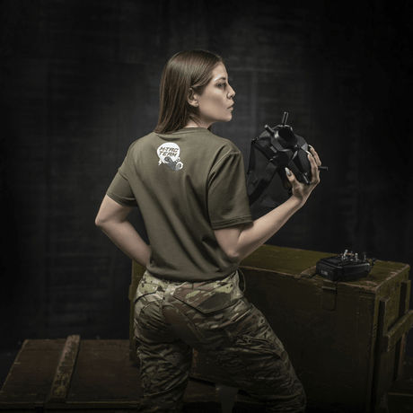 M-Tac T-Shirt Comics Drone Girl med droneudstyr, hylder ukrainske operatører, viser styrke og kreativt print, komfortabel bomuldsblanding.