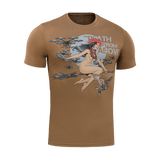 M-Tac T-Shirt Death From Above viser en heks med droner og en ugle, kombinerer ukrainsk folklore og militær tema, lavet af bomuld og elastan.