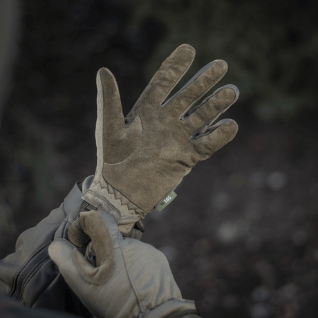 M-Tac Handsker Scout Tactical i brug, viser komfort og ægte læderbeskyttelse, fleksible paneler for nem påklædning udendørs.