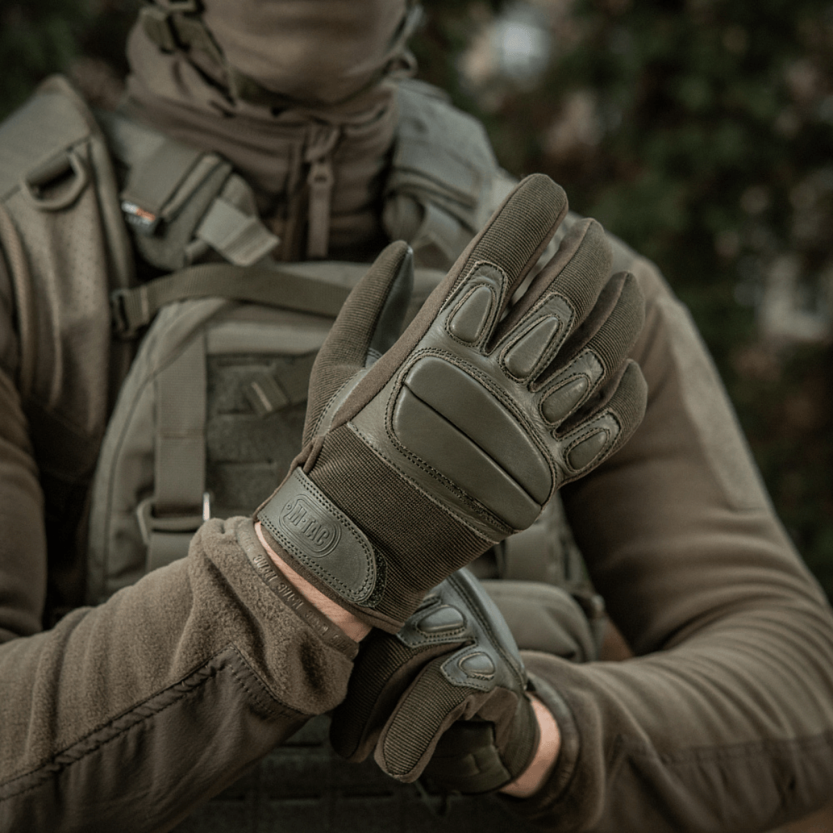 M-Tac Handsker Assault Tactical Mk.2 i brug, komfort og maksimal beskyttelse med ægte læder og syntetisk indsats, støddæmpende inserts.