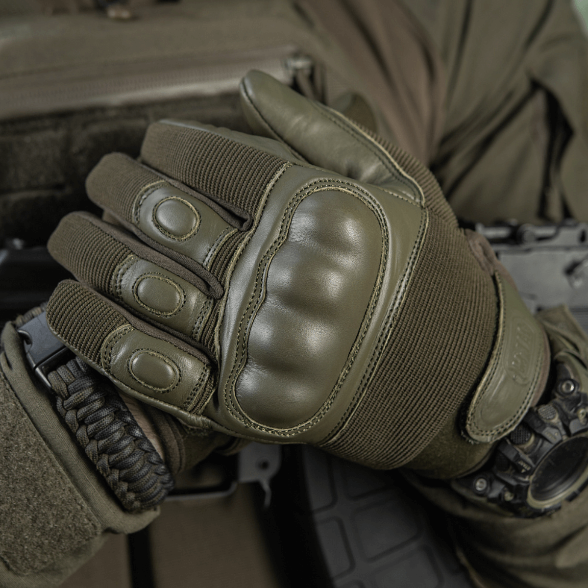 M-Tac Handsker Assault Tactical Mk.4 i ægte læder med forstærket håndflade og justerbar velcro for sikker pasform.
