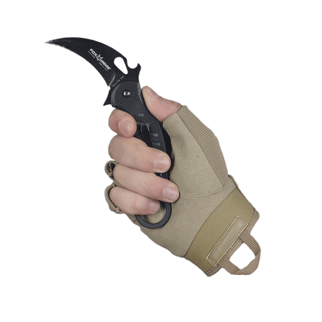 M-Tac Fingerløse Handsker Assault Tactical Mk.3 med specialsyntetisk materiale og kniv i hånden for taktik og kontrol.