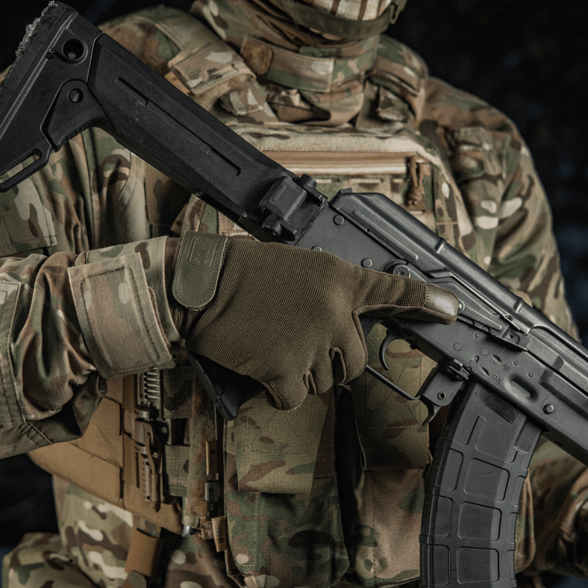 Politi iført taktisk udstyr, bærer M-Tac Handsker Police, klar til operation med camouflage og våben.