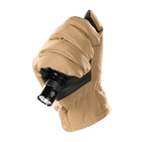 M-Tac Handsker Soft Shell Thinsulate i beige viser greb om en lommelygte, ideel til udendørs aktiviteter i køligt vejr.