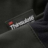 Close-up af sort M-Tac Handsker Fleece Thinsulate label med 3M Thinsulate teknologi for overlegen isolering og kuldebeskyttelse.
