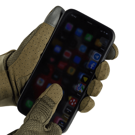 M-Tac Handsker A30 touchscreen-kompatible skydningshandsker i brug med smartphone