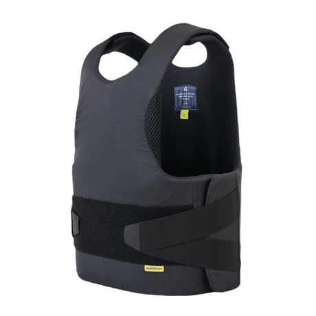Anorak Niobium® Concealable III Stik & Skudsikker Vest i sort, designet til kropsbeskyttelse mod skydevåben og knive, bæres diskret under tøj.