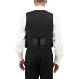 Anorak Titanium® VIP I Stik og Skudsikker Vest med rygsikring, designet til lav synlighed og omfattende kropsdækning, set bagfra. Sort vest, hvid skjorte.