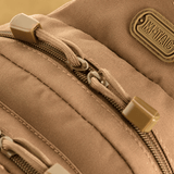 Nærbillede af M-Tac Assistant Taske med lynlåse og logo, enkeltseler-rygsæk med MOLLE-paneler og justerbar strop til daglig brug.