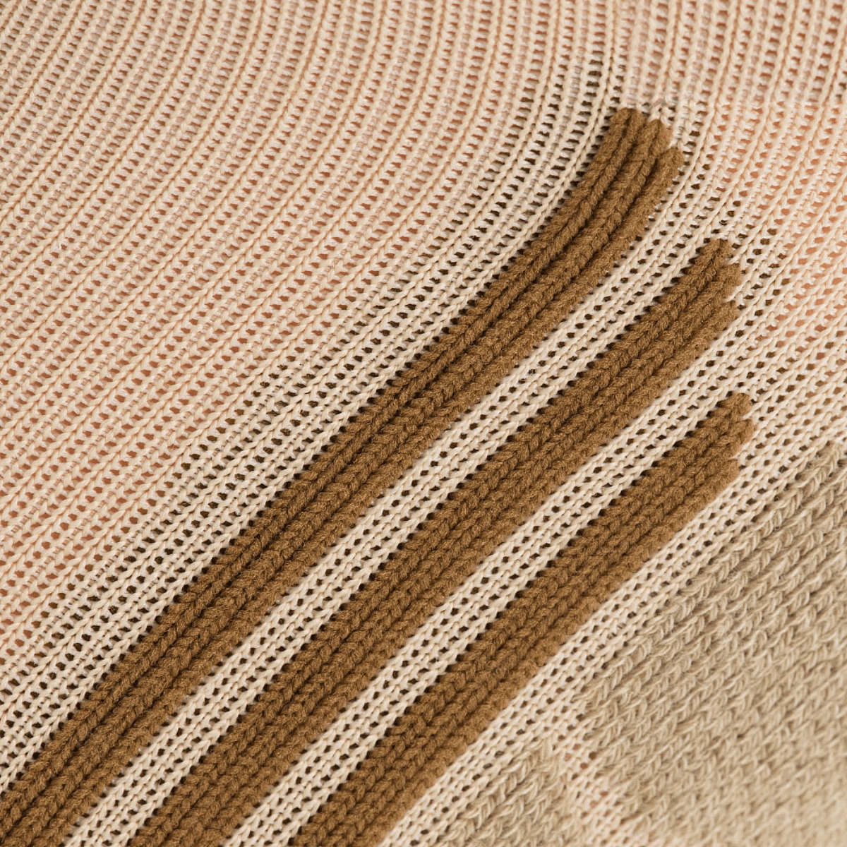 Lukket strikmønster i brune og beige nuancer fra uldtekstiler