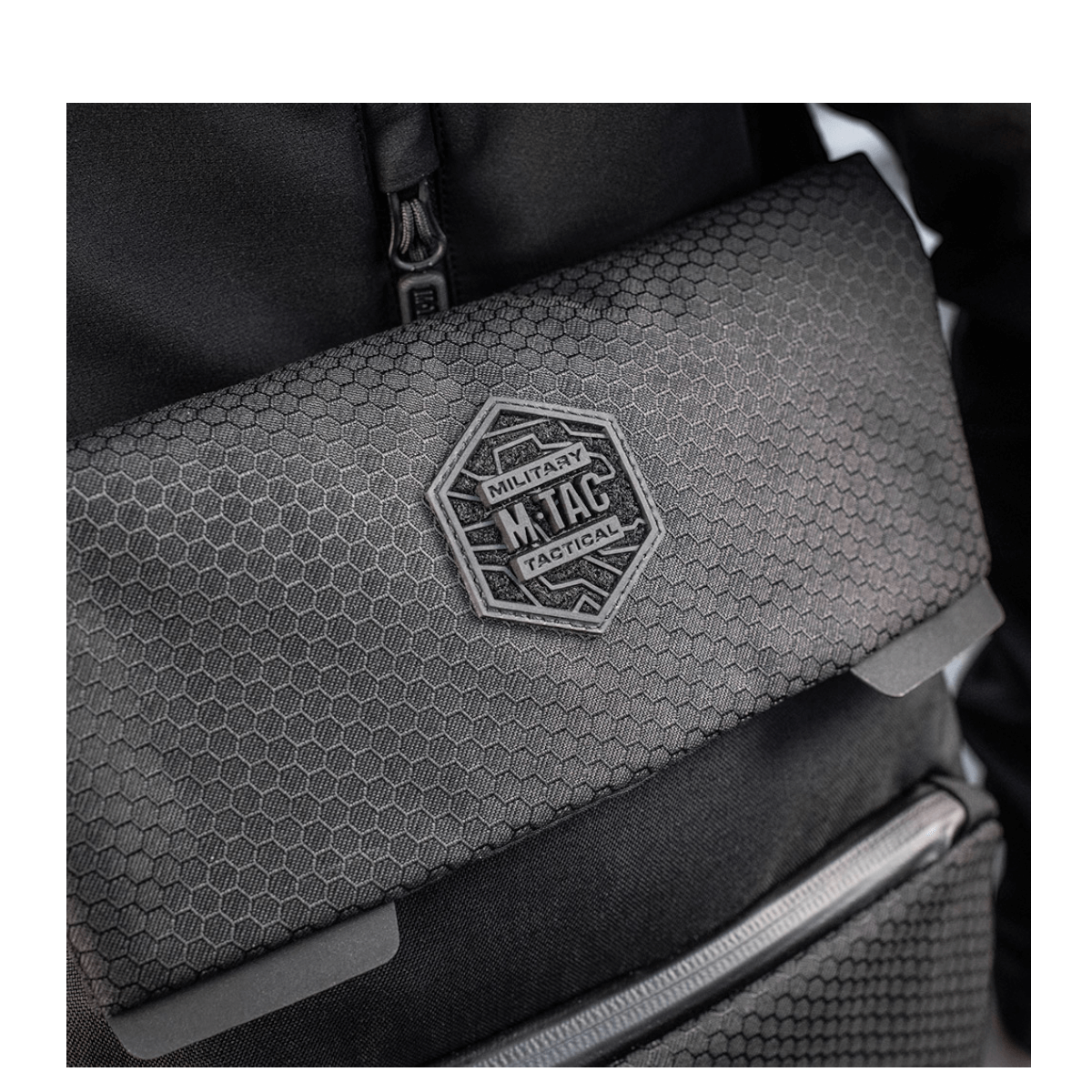 M-Tac Konvert Taske Elite i Cordura Hex 1000D med justerbar skulderrem og magnetventil for hurtig adgang.