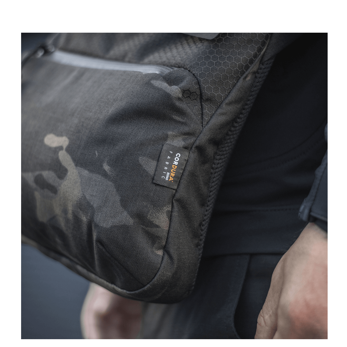 M-Tac Konvert Taske Elite i Cordura, alsidigt hvidt og sort camouflagedesign, med justerbar skulderrem for komfort og holdbarhed.