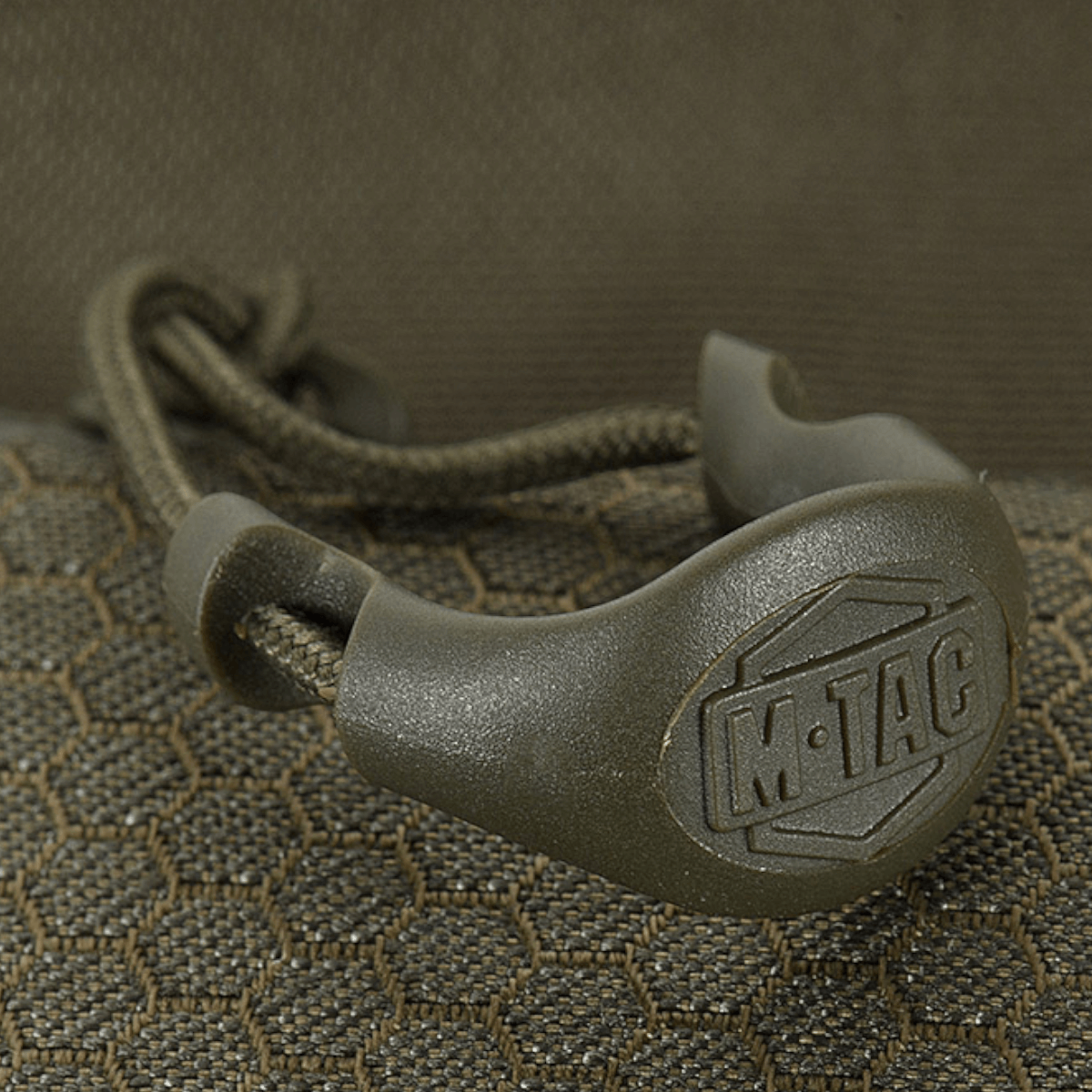 M-Tac Konvert Taske Elite med magnetventil og holdbart Cordura-stof til alsidighed og komfort i et unikt tablet-design.