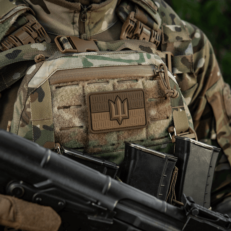 M-Tac patch Ukraine Flag med ZSU Trident PVC på camouflage vest, viser ukrainernes militære og nationale stolthed.