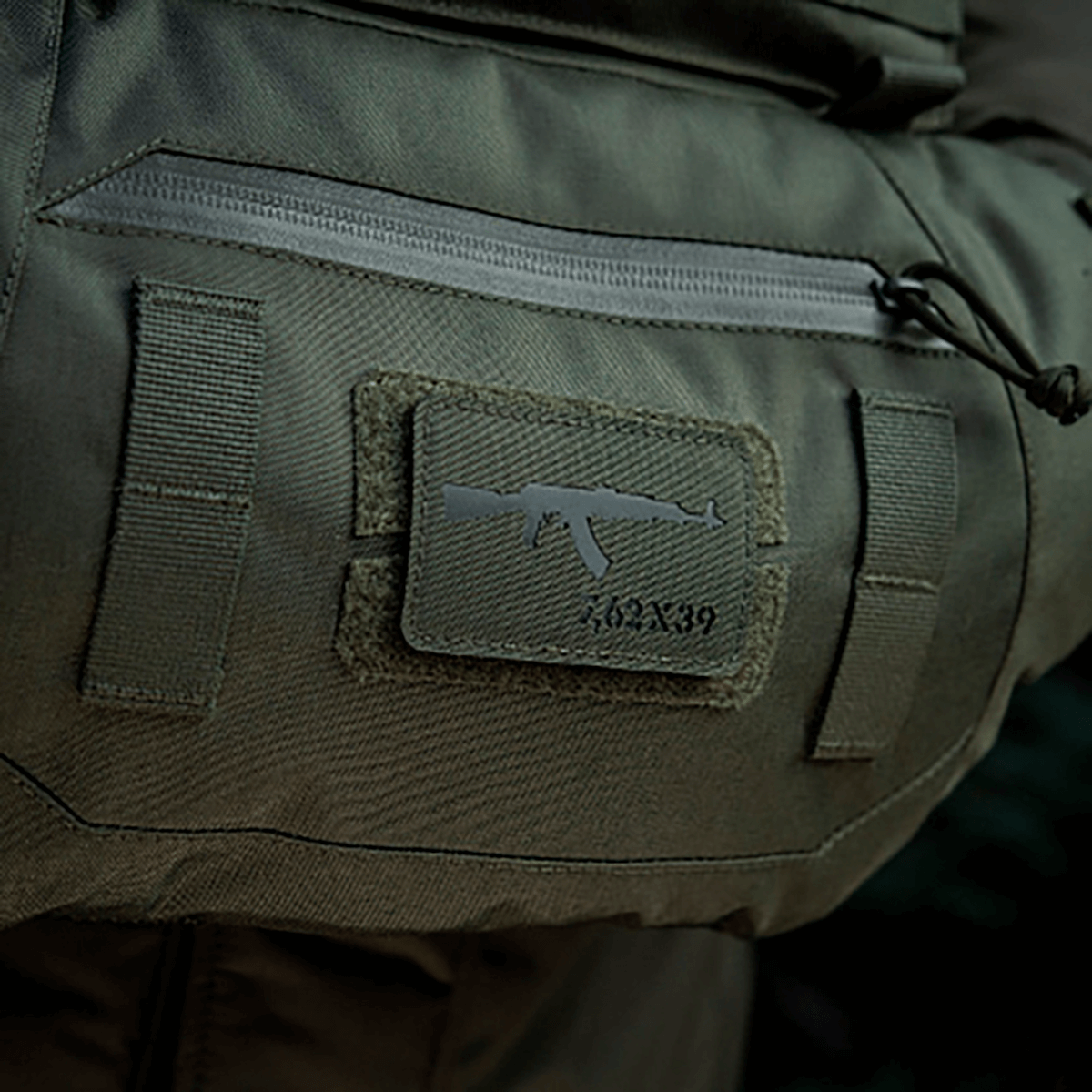 M-Tac AKM 7,62x39 Laser Cut Patch fastgjort til rygsæk med Velcro, taktisk design i Cordura 500D, symboliserer AKM 7,62x39, holdbar udendørs brug.