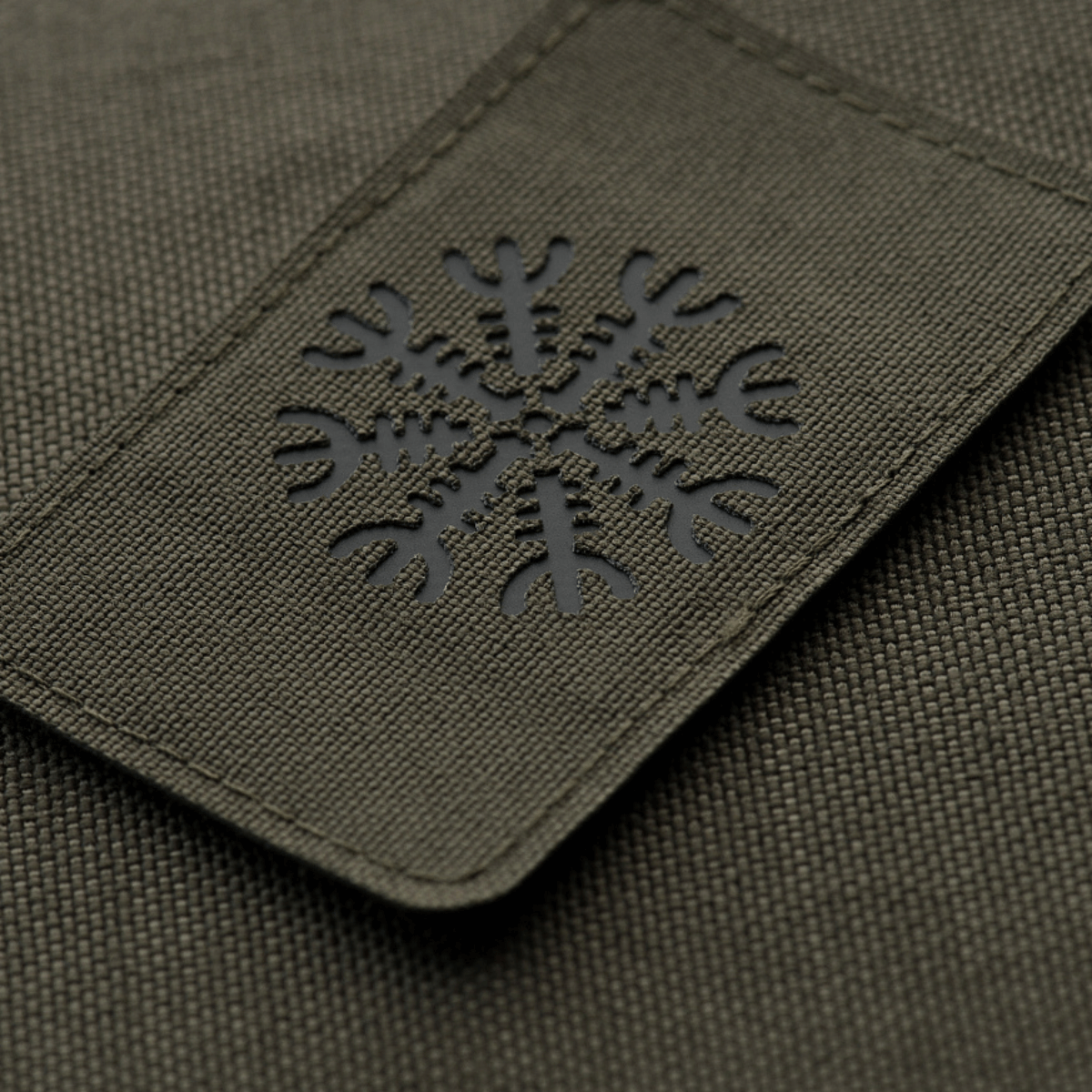 M-Tac Patch Helm of Horror Vandret Laser Cut i holdbar Cordura 500D med ægishjálmur mønster, 80 x 50 mm, med Velcro fastgørelse.