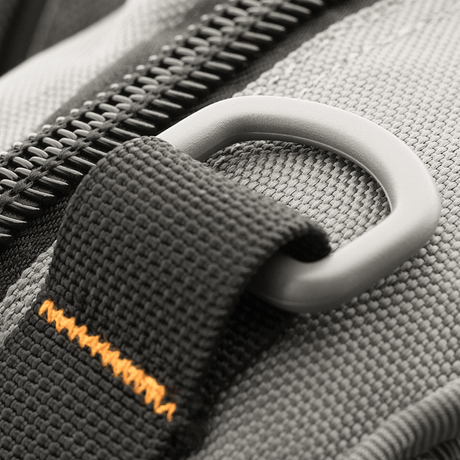 Nærbillede af M-Tac Urban Line City Patrol Taske med fokus på detaljeret lynlås og strop.