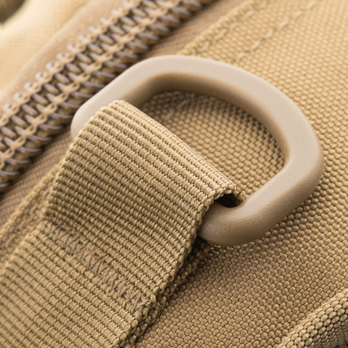 Nærbillede af M-Tac Urban Line City Patrol Taske med beige strop og lynlås, fremstillet af vandafvisende 600D polyester.