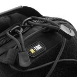 Nærbillede af lynlås og logo på M-Tac Urban Line City Patrol Fastex Taske, en vandafvisende og slidstærk taske.