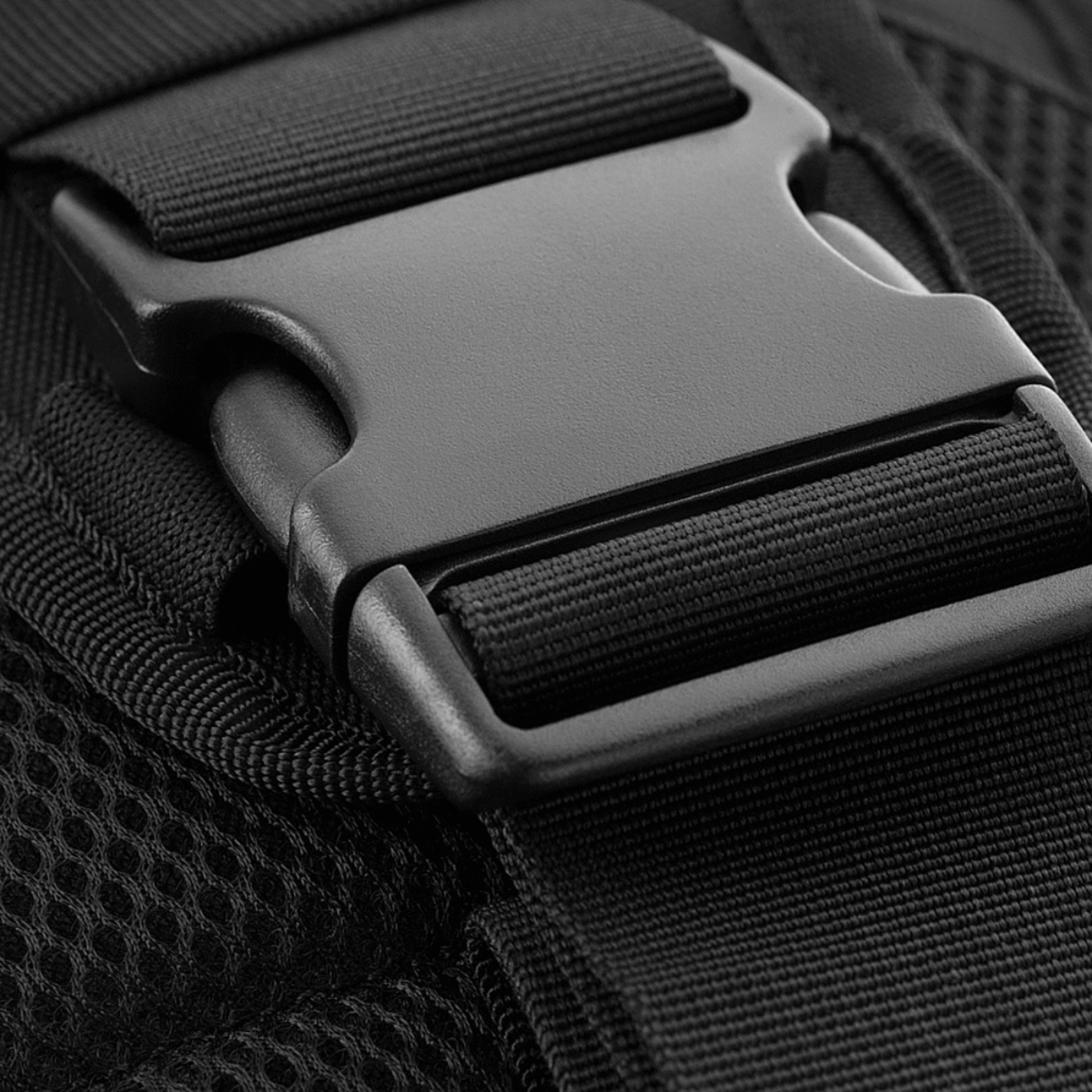 Nærbillede af spænde på M-Tac Urban Line City Patrol Fastex Taske i sort polyester med PVC-coating