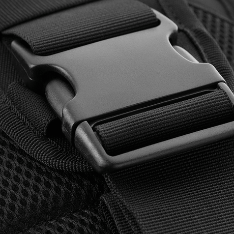 Nærbillede af spænde på M-Tac Urban Line City Patrol Fastex Taske i sort polyester med PVC-coating