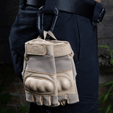 M-Tac Plast Taktisk Karabinhage fastgjort på bælte, holder taktiske handsker, designet til MOLLE-systemer. Let anvendelig med handsker.