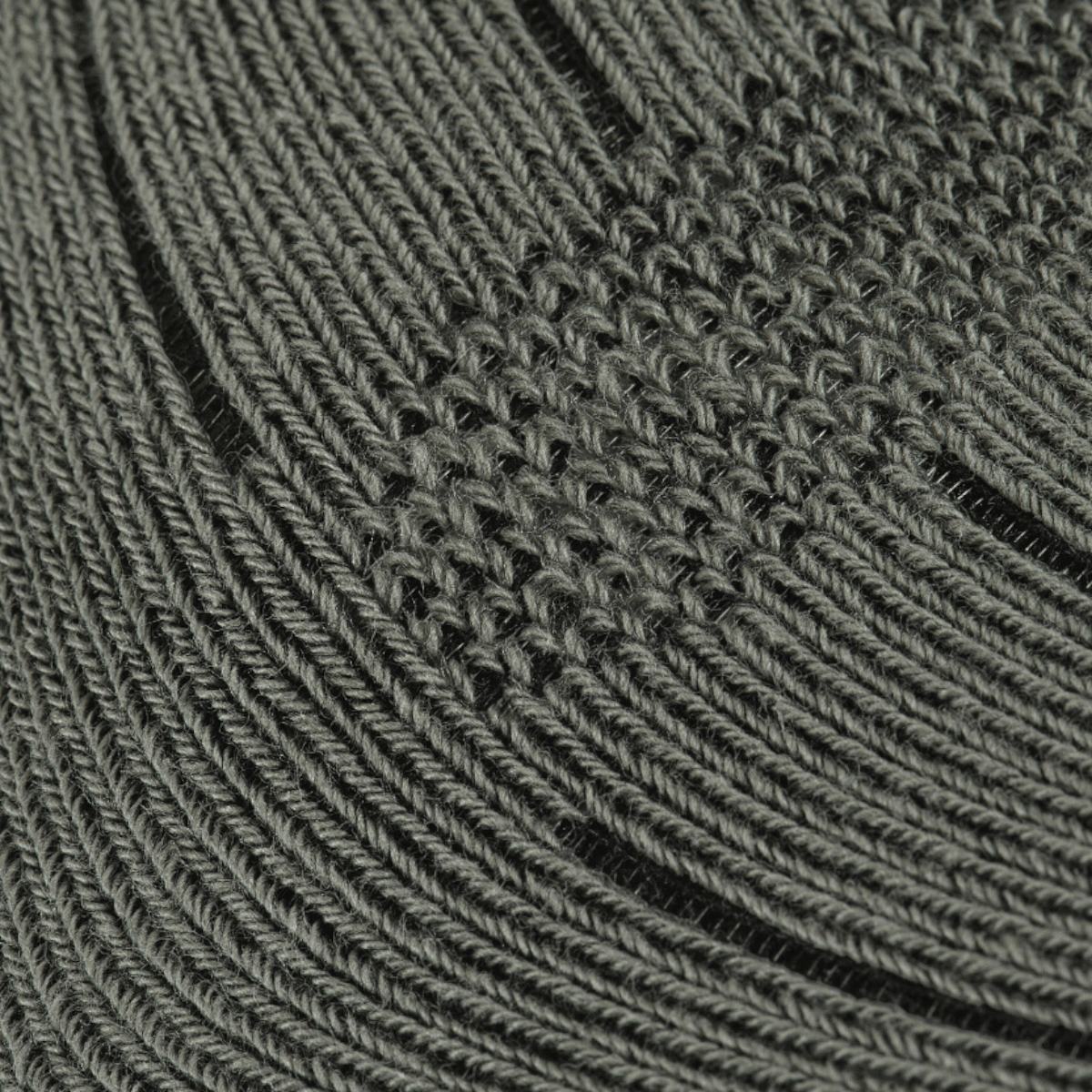 Detaljeret struktur af M-Tac Sokker Tactical Army i holdbart materiale, ideelt til hverdagsbrug og træning.