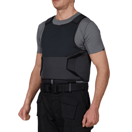 Mand iført Anorak Niobium® Concealable I Stik & Skudsikker Vest over grå t-shirt og sorte bukser