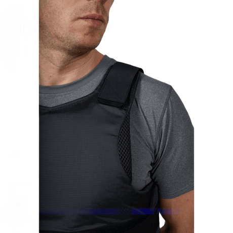 Anorak Rhodium® Concealable II Stik & Skudsikker Vest bæres af mand i grå trøje, viser diskret og stærk beskyttelse niveau IIIA.