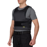 Mand iført Anorak Concealable III Cover for beskyttelse, designet med RIP-STOP Dry Comfort XT® og SPACER Coolmax® materialsystemer.