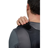 Bagside af person iført Anorak Concealable III Cover med justerbar velcro-strop for skjult panserbeskyttelse. Ideel til diskreet brug.