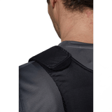 Anorak Topaz® Concealable III Stiksikker Vest set bagfra, viser skjulbarhed under tøj, lavet med UD ARAMID-paneler for beskyttelse.