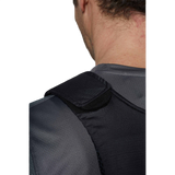 Anorak Concealable III Cover i sort viser skjult bæreevne under tøj, ideel til beskyttelse med RIP-STOP Dry Comfort XT® materiale.