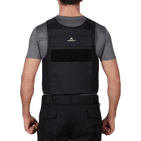 Mand iført Anorak Niobium® Duty I Stik & Skudsikker Vest, set bagfra, designet til beskyttelse mod skydevåben og knive.