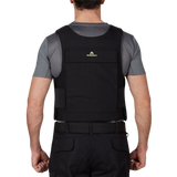 Mand iført Anorak Duty III Cover, ergonomisk designet beskyttelse med CORDURA® og 3D SPACER Coolmax® for bedre luftcirkulation.