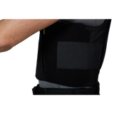 Anorak Duty III Cover i brug, designet med ergonomiske funktioner for politibetjente med CORDURA® og 3D SPACER Coolmax® materialer.