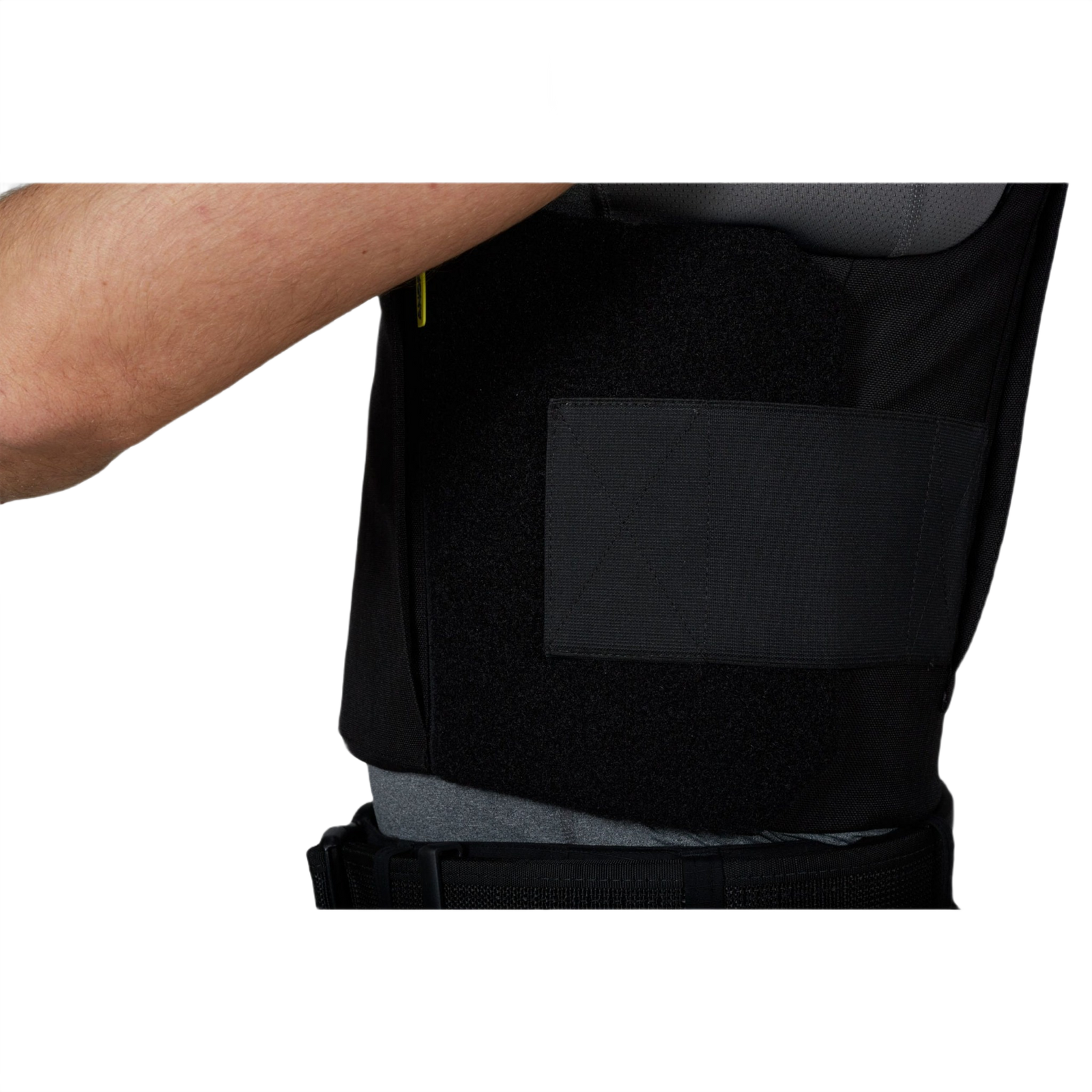 Anorak Duty III Cover i brug, designet med ergonomiske funktioner for politibetjente med CORDURA® og 3D SPACER Coolmax® materialer.