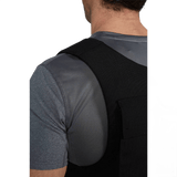 Anorak Titanium® Duty III Stik & Skudsikker Vest på person set bagfra, viser ergonomisk NIJ Level IIIA beskyttelse.