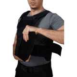 Mand iført Anorak Titanium® Duty III-M Stik & Skudsikker Vest, justerer beskyttelsespanelet på vesten