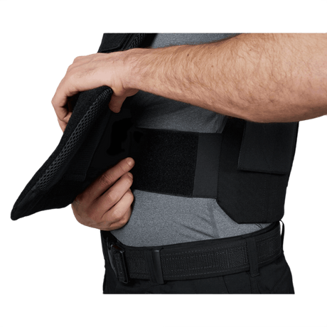 Person iført Anorak Niobium® Duty III-M Stik & Skudsikker Vest, viser vestens beskyttelsespanel.