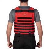 Mand iført Anorak Niobium® Instructor I Stik & Skudsikker Vest bagfra, i rød og sort, designet til beskyttelse mod skydevåben og knive.