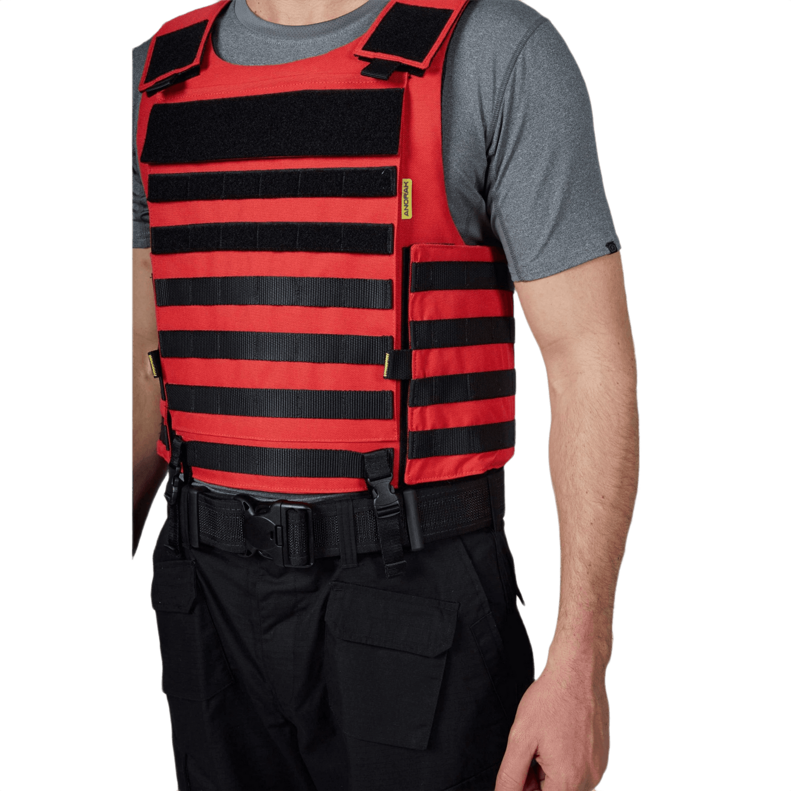 Anorak Niobium® Instructor I Stik & Skudsikker Vest i rød og sort med justerbar pasform tilbappet på en person.