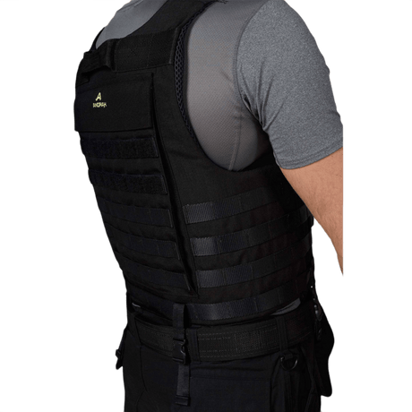 Anorak Niobium® Tactical I Stik & Skudsikker Vest set bagfra, viser robust design til beskyttelse mod skydevåben og knive.